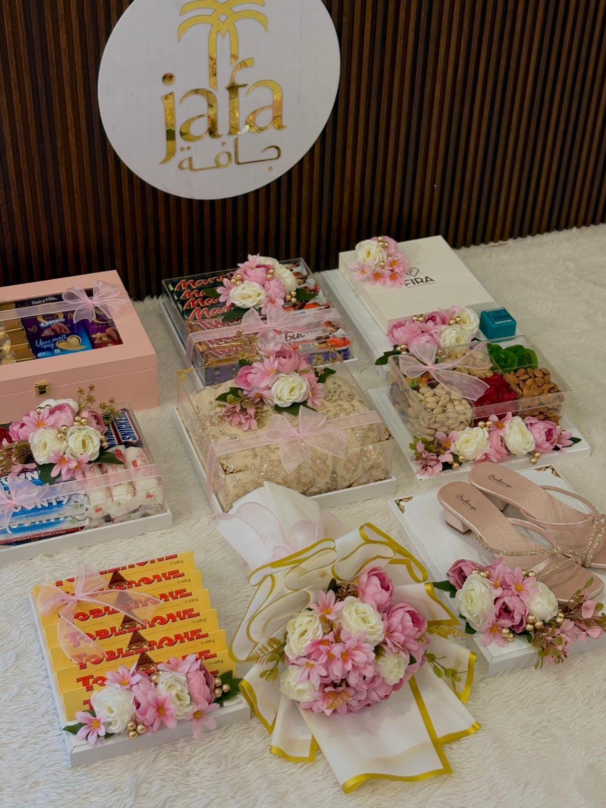 ENGAGEMENT HAMPER SET